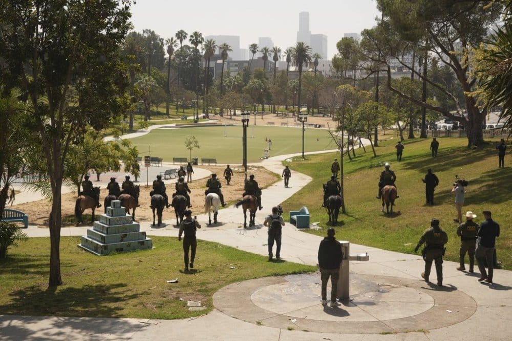 Troops and federal agents briefly descend on LA's MacArthur ...